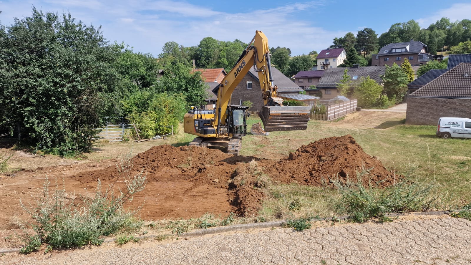 04.08.22 - Baubeginn-der Anfang ist gemacht. Auf den Bagger fertig los!